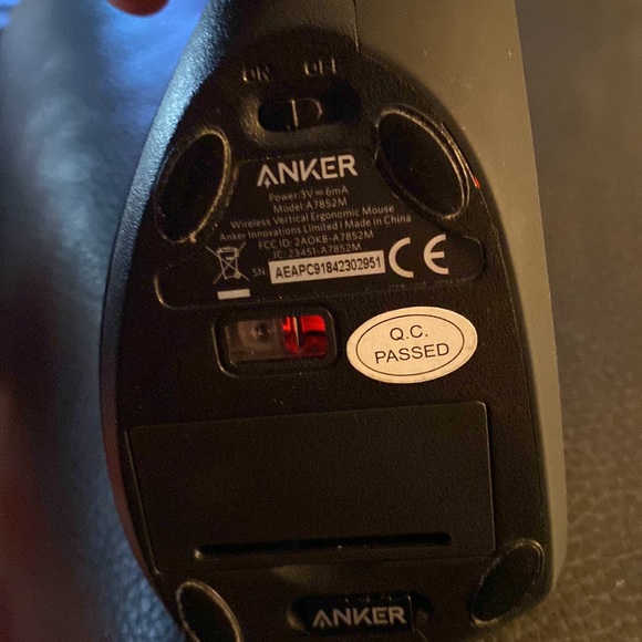 Anker Wireless Vertical Ergonomic Mouse - Picture 4 of 12